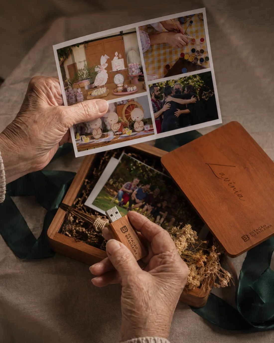 Avó segurando fotografia e pen drive da Cápsula