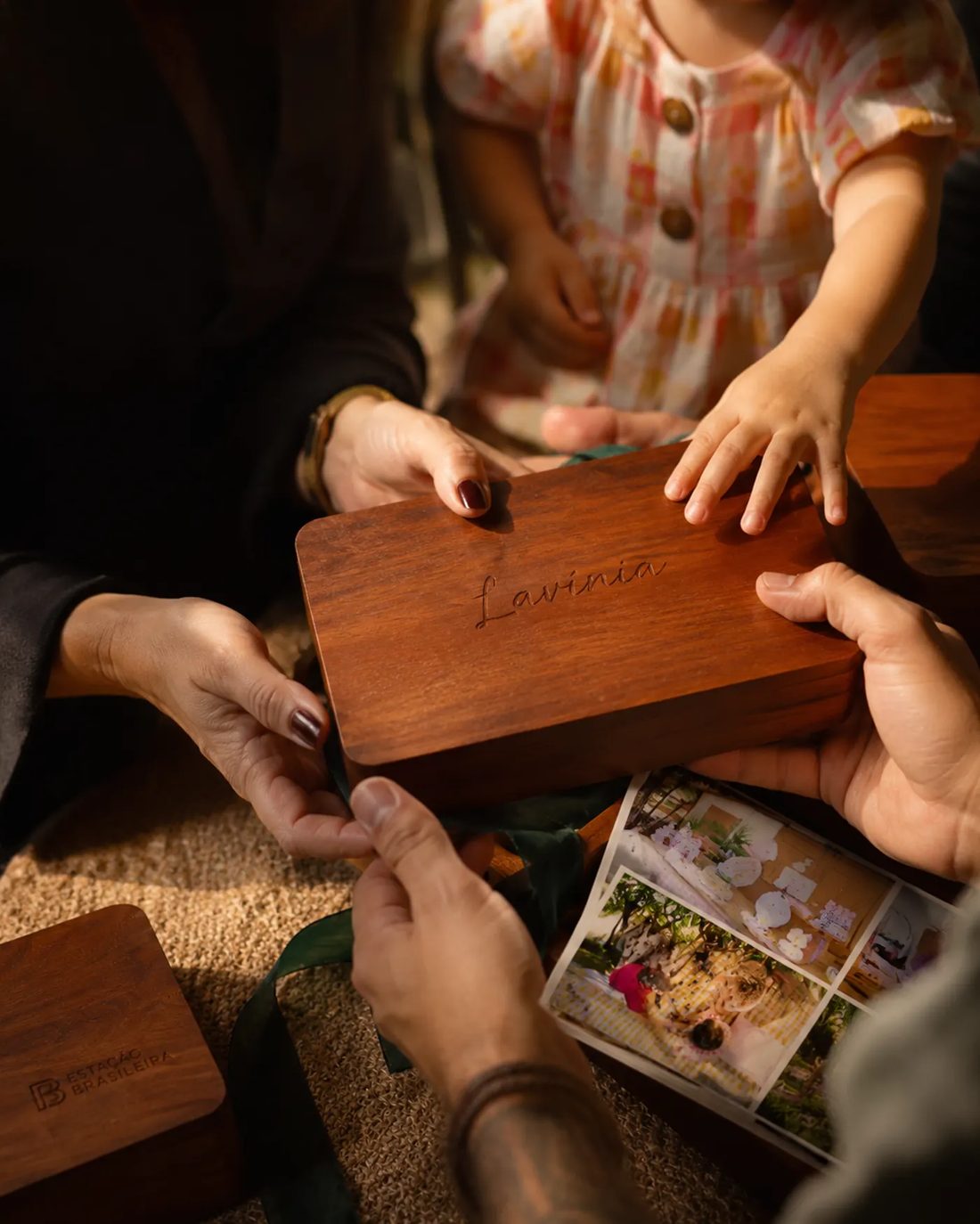 Família abrindo a caixa da Cápsula do Tempo